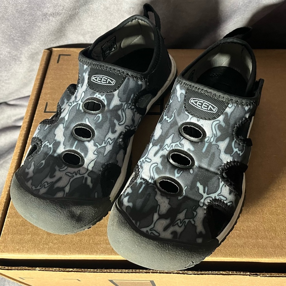 keen sandals size 13Y